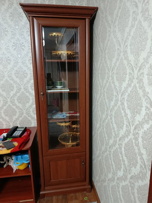 Продам современный сервант