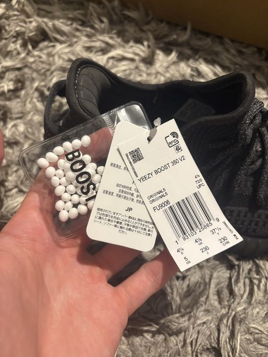 Yeezy 350v2 black