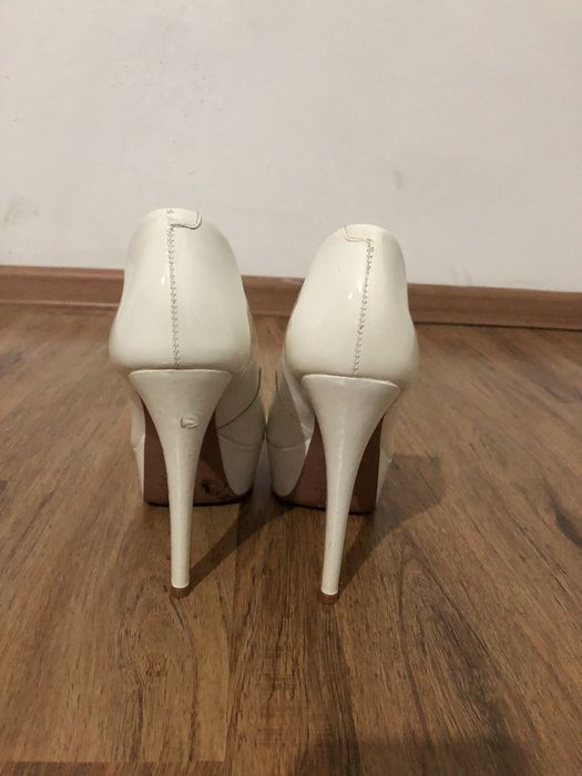 Белые туфли из телячей кожи