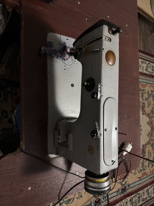 Продам промышленную швейную машину 1022 со столом