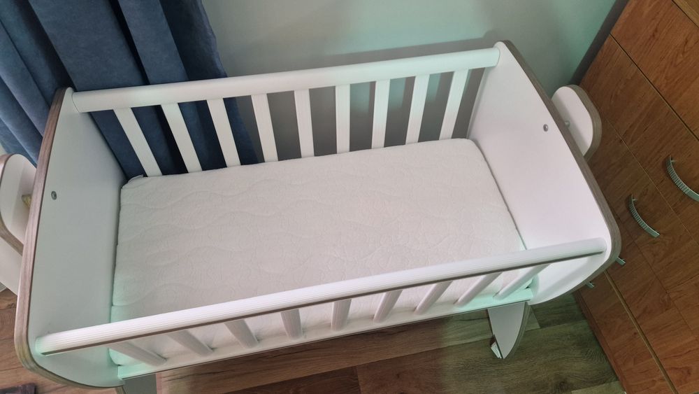 Дървено легло-люлка Lorelli и подарък матрак и спален комлект
First Dreams+подарък