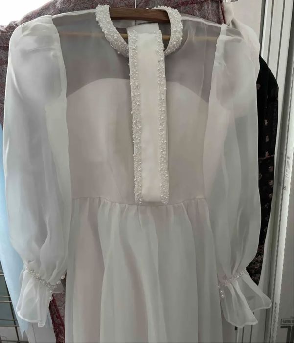 Продам белое платье очень красивое)
