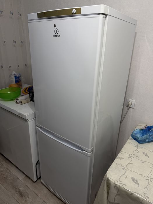 Продам Холодильник indesit