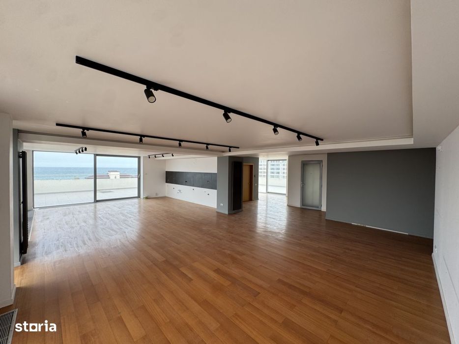 Penthouse langa plaja cu vedere la mare si terasa imensa — fotografia 1