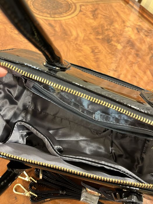 Продам черную лакированную сумку