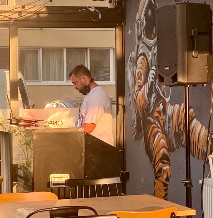 Dj evenimente/ Cafenea/ Piscina/ Majorat/ Banchet/ Ambiental & Foto