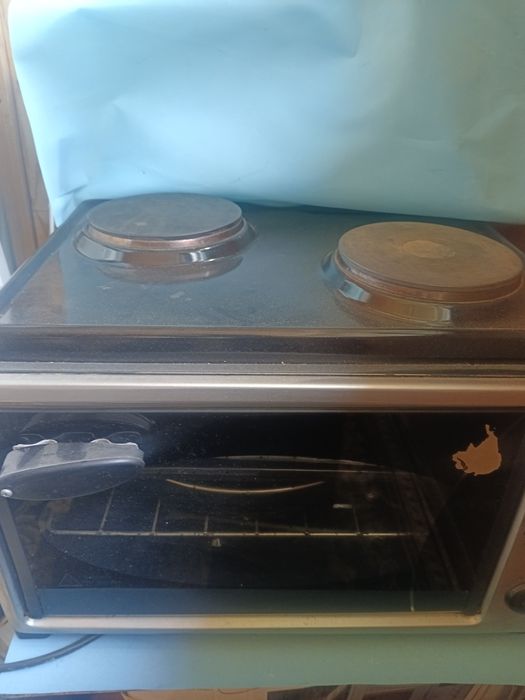 Электрическая печка с плитой сверху