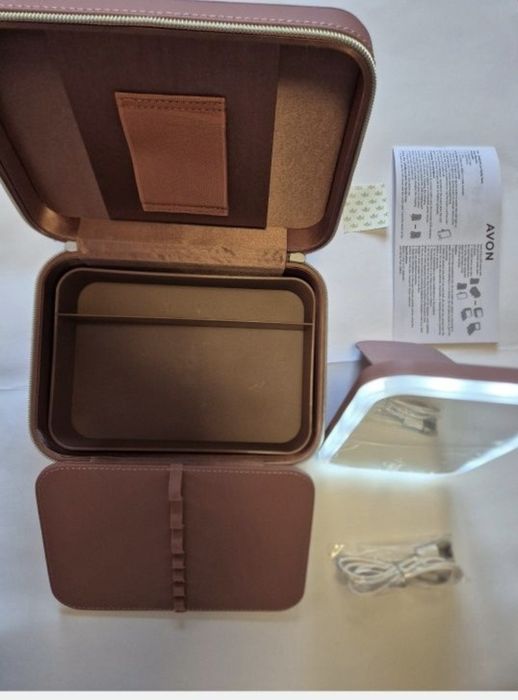 Cutie make up/cosmetice cu oglindă luminoasă Avon Vanity Case