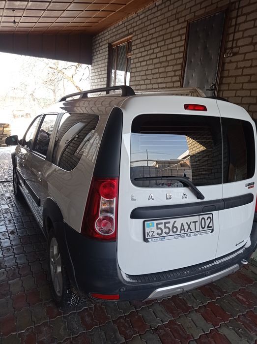 Машина Largus Cross белый