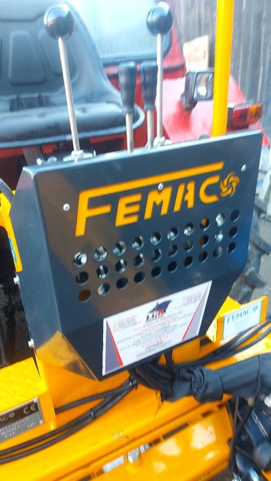 Vând  retroexcavator hidraulic Femac Serie 4 +3 cupe.