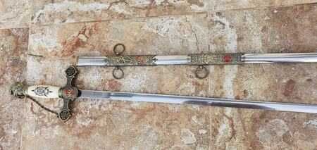 Sabie cu insemne masonice.