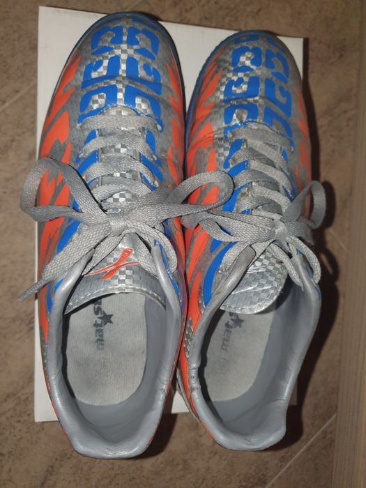 Футболни обувки за изкуствена трева