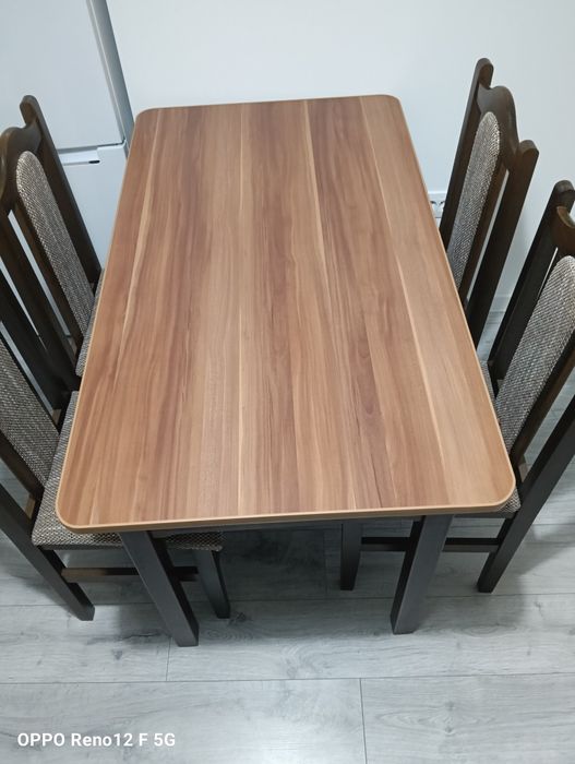 Vind masă din lemn in stare foarte buna