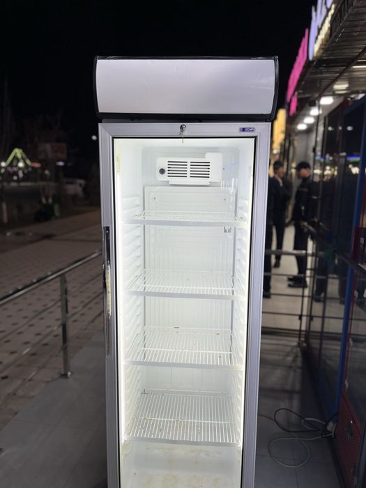 Vitrinniy xolodilnik UGUR