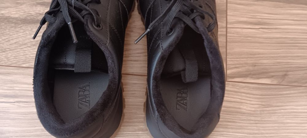 Продавам кожени маратонки на фирмата Зара