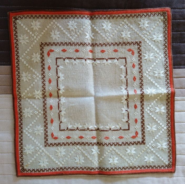 Карета ,бродирани върху панама.