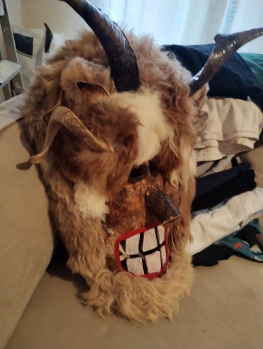 Сурвакарски маски налични