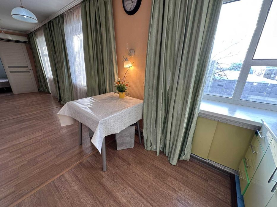 В самом центре на абзале 3шка Kaspi RED QR GOLD