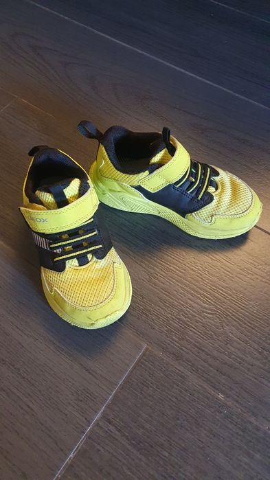 Продам детские кроссовки