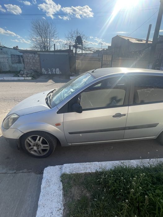 Ford Fiesta 2007 1.3 Benzina mai multe detali la telefon