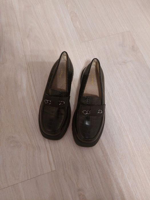 Обувь для девочки лоферы и туфли чёрные кожаные  35 и 34 размера