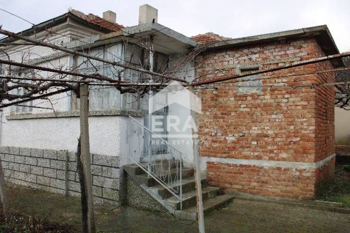 Къща със селскостопански постройки и масивен гараж в село Подвис