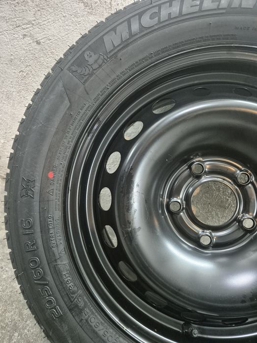 Vând roată Michelin  205 60 16 ( nou)