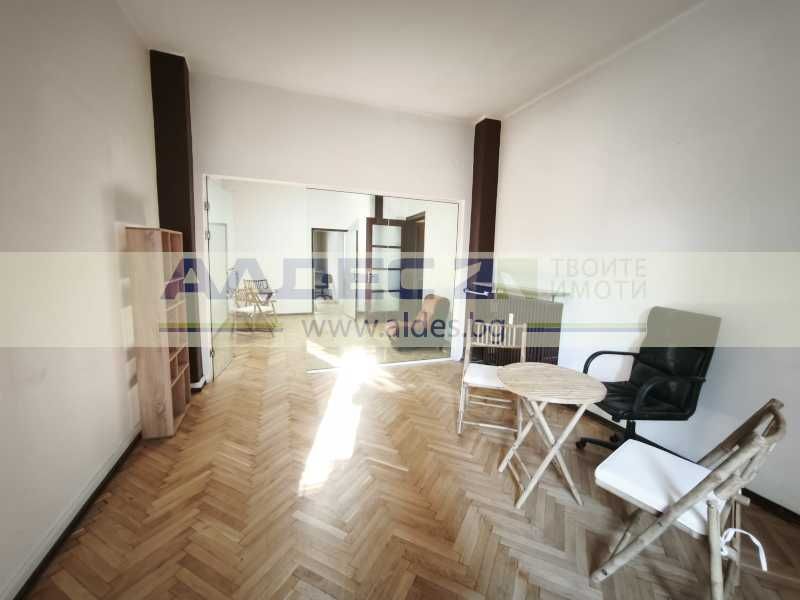 Отдава се тристаен ап. на ул. Славянска!