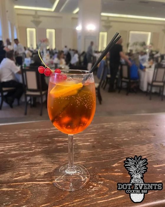 Bar mobil pentru nunți, botezuri și petreceri – barmani + pahare