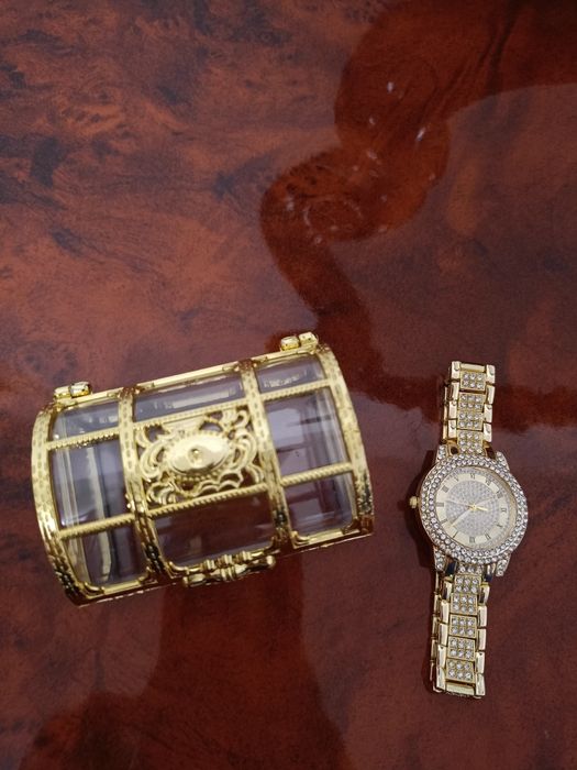 Ceas damă auriu și cutiuță depozitare, NOI