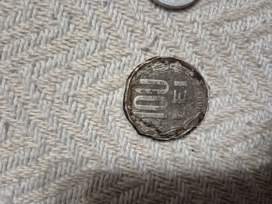 Monede vechi în stare buna, doar cea de 100 lei este ruginita