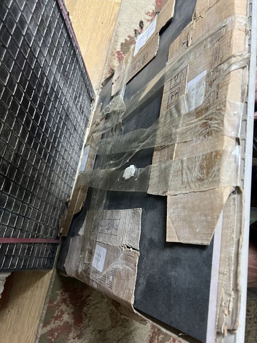 Плитка керамическая и керамогранит, дешёво продам.