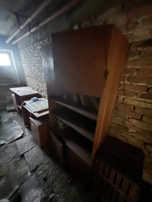Подаряват се 2 шкафа и 2 бюра