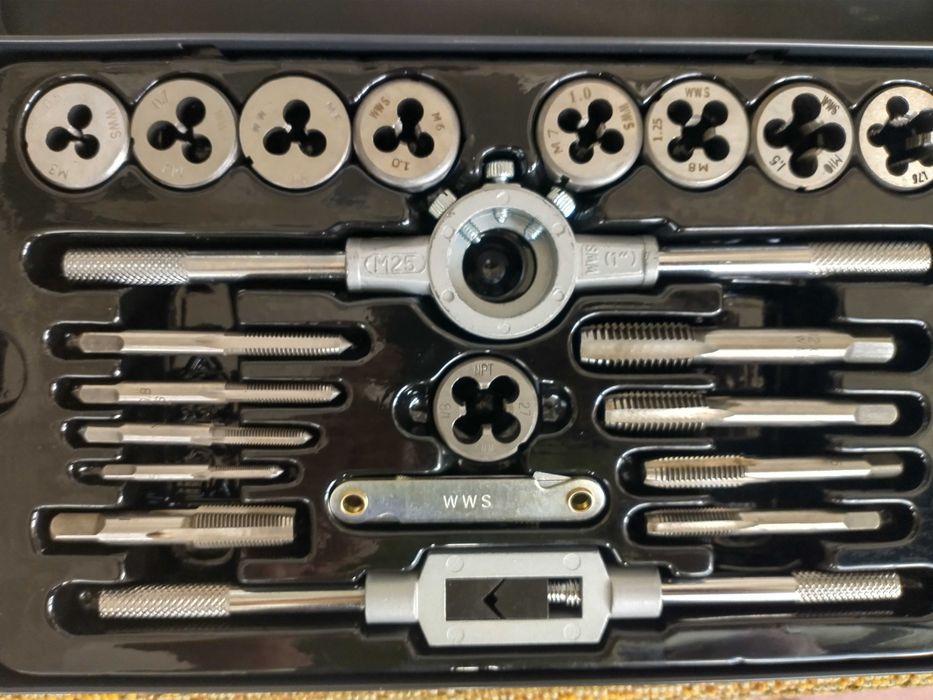 Комплект метчици и плашки 21 части