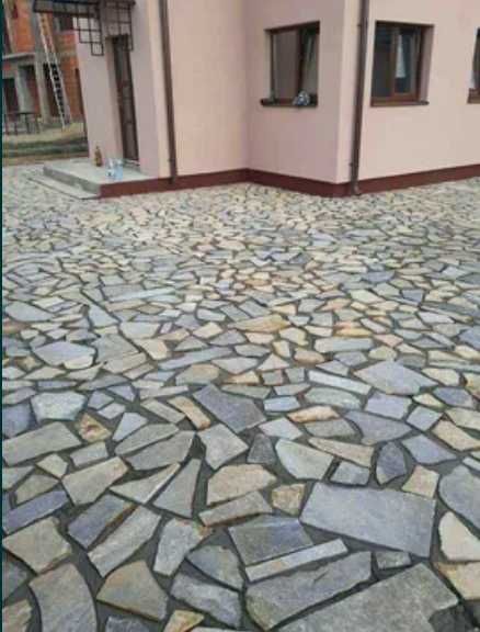 Piatră Naturală de Carieră – Ideală pentru Pavaje și Alei