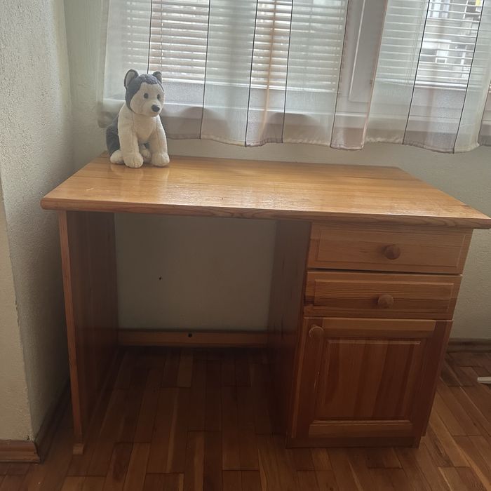 Продавам бюро естествено дърво