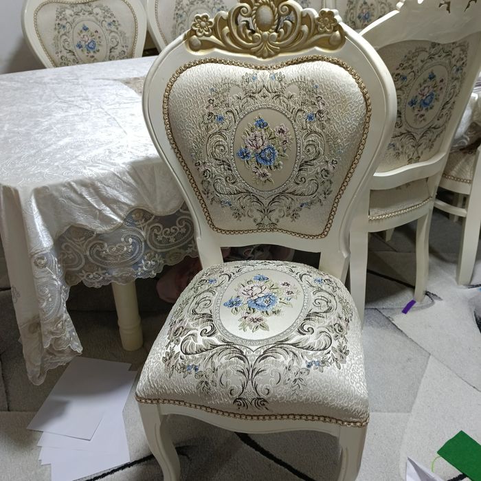 Продается стол со стульями.