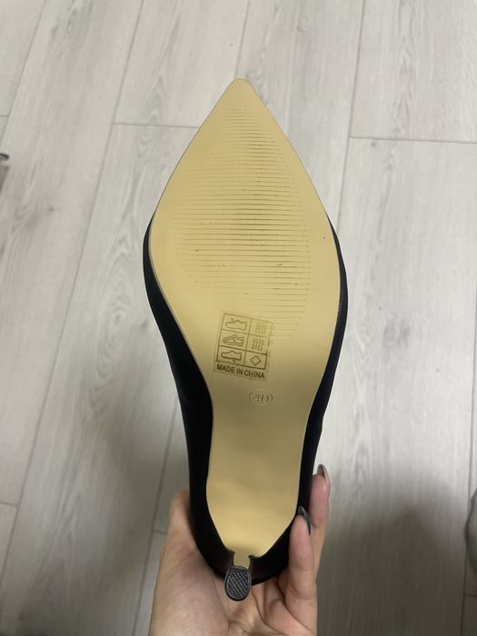 Черни боти с ток