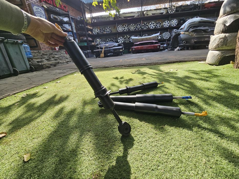 Амортизаторы комплект  TLC 200 // LX 570.