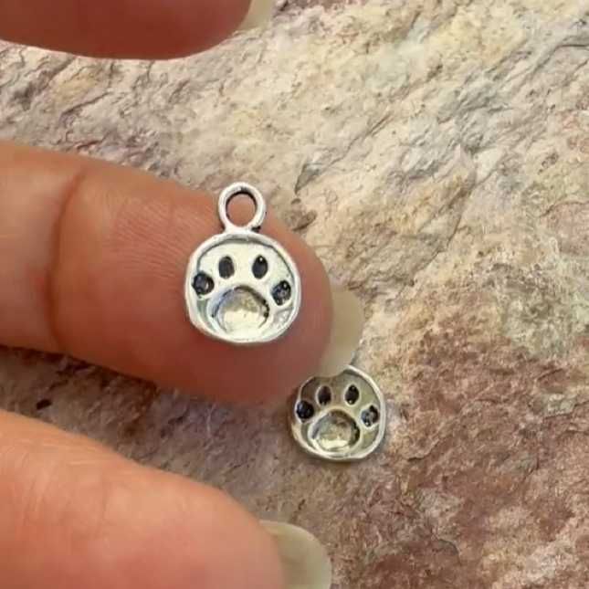 Сребърно бижу 925 – медальон лапичка, талисман за любов към животните.