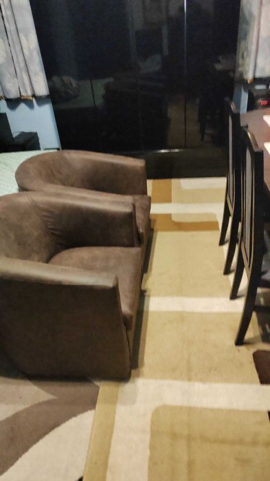 2 fotolii maro impecabile preț fix 500 lei