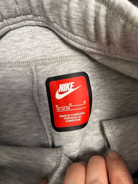 Vând trening Nike Tech