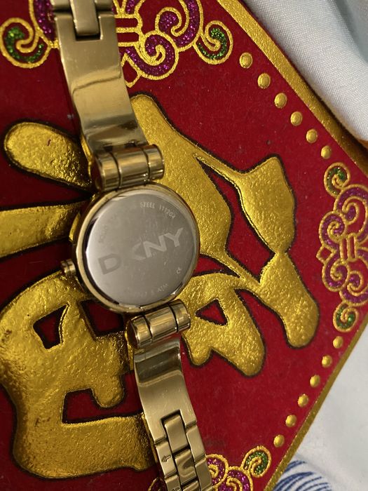 Часы женские DKNY перломутроые