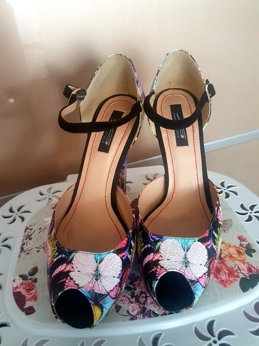 Vand sandale piele model deosebit fluturi