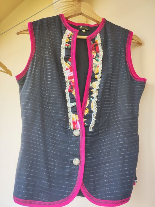 Vesta casual subtire, deosebita cu motive florale