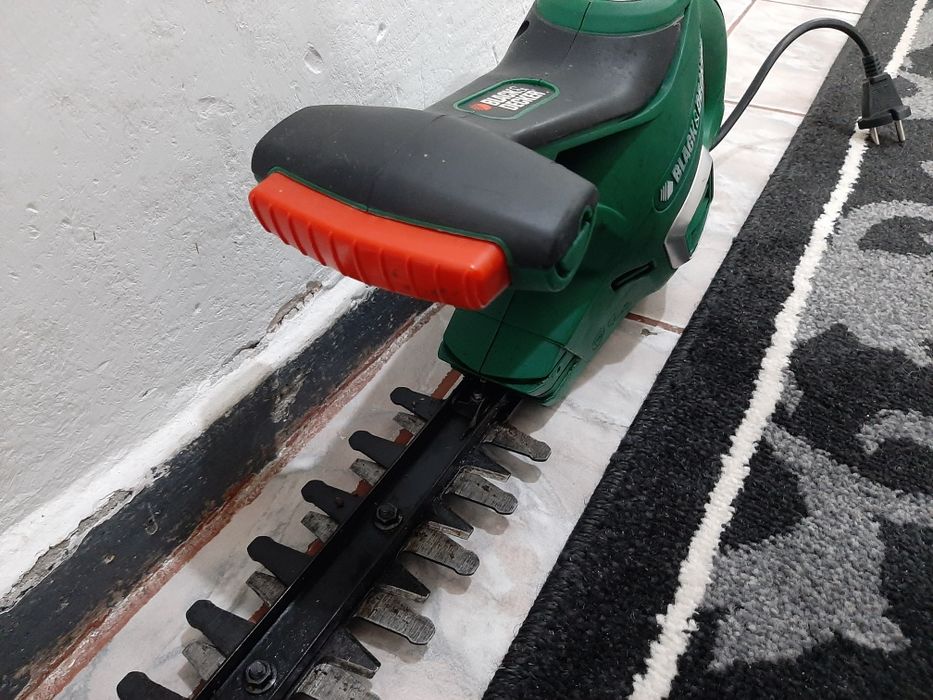 Vând mașină de tuns garduri viu