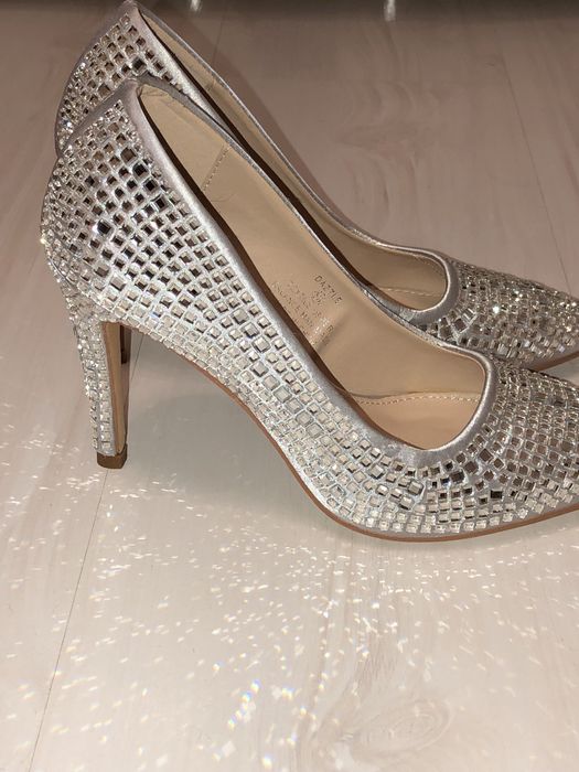 Туфли в стразах новые