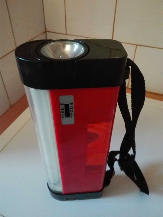 Радиокасетофон с CD и две къмпингови лампи.