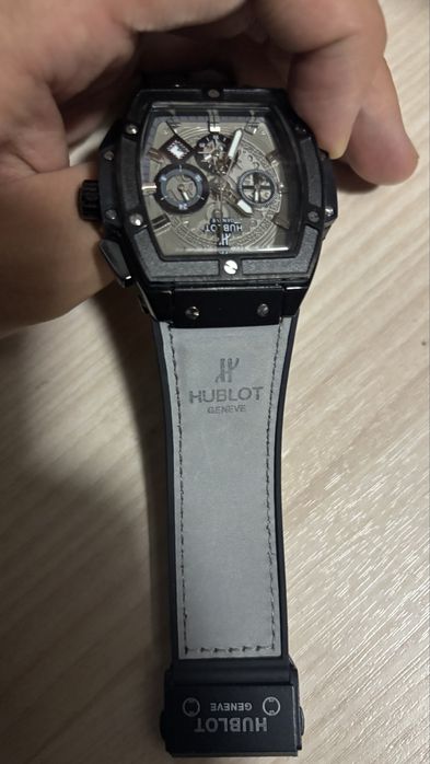 Часы Hublot.
