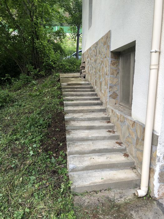 Къща с двор на 40 км от София, до Драгоман